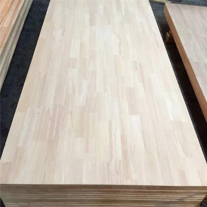 Các tấm ván ghép thanh được xếp chồng